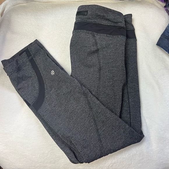 Lululemon Houndstooth Size 6 Cropped Leggings in Black and Grey - Picture 1 of 8